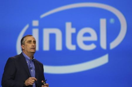 © Reuters. Intel CEO Brian Krzanich delivers his keynote address during the annual Consumer Electronics Show (CES) in Las Vegas