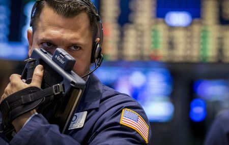 © Reuters. A trader works on the floor of the New York Stock Exchange