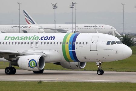 © Reuters. AIR FRANCE-KLM VA INVESTIR UN MILLIARD D'EUROS DANS TRANSAVIA