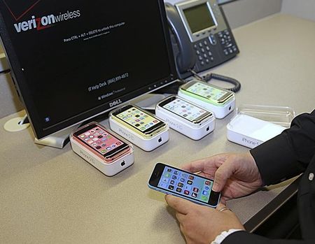 © Reuters. Employee prepares new iPhone presentations at a Verizon store in Orem, Utah