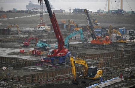 © Reuters. Heavy machinery is seen in a construction site in Tokyo