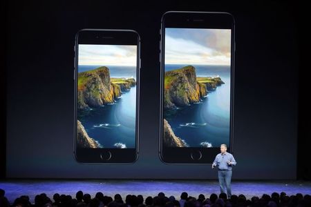 © Reuters. Phil Schiller speaks during an Apple event at the Flint Center in Cupertino