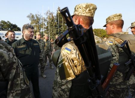 © Reuters. Ukrainian President Petro Poroshenko speaks with soldiers during his visit to the southern coastal town of Mariupol