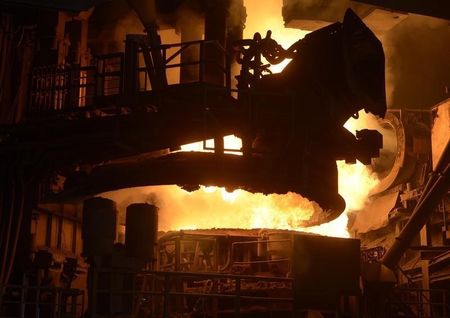 © Reuters. The top of a steel pan is pictured beside a furnace at the plant of German steel company Arcelor Mittal in Hamburg