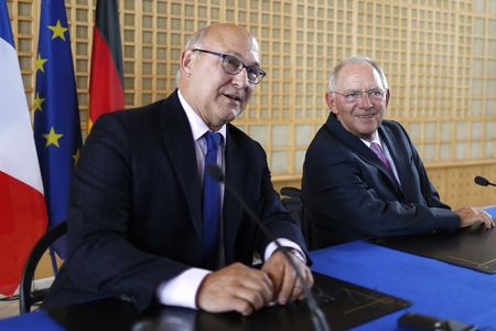 © Reuters. French Finance Minister Michel Sapin and German Finance Minister Wolfgang Schaeuble attend a news conference at the Bercy Finance Ministry in Paris