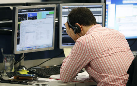 © Reuters. Las bolsas europeas caen por cuarto día, ARM baja tras el lanzamiento de Apple