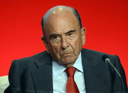 © Reuters. Chairman do banco Santander, Emilio Botín, durante reunião anual de acionistas em Santander, na Espanha 