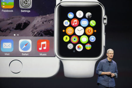 © Reuters. Apple CEO Tim Cook speaks during an Apple event announcing the iPhone 6 and the Apple Watch at the Flint Center in Cupertino