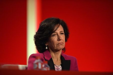 © Reuters. Diretora do ramo britânico do banco Santander e filha de Emilio Botín, Ana Botín, durante reunião anual de acionistas em Santander, na Espanha 