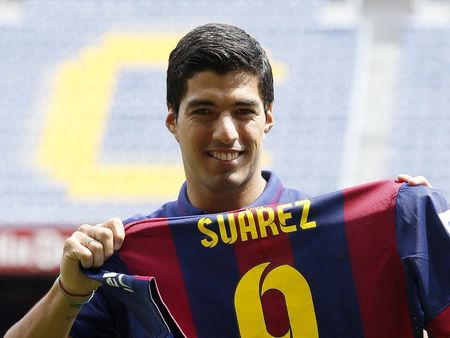 © Reuters. Suárez podría debutar el 25 de octubre en el Clásico ante el Madrid