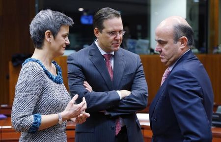 © Reuters. Danish Economy Minister Vestager and Swedish Finance Minister Borg listen to Spain's Economy Minister de Guindos during a EU finance ministers meeting in Brussels