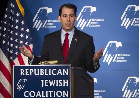 © Reuters. Wisconsin Governor Walker speaks during the Republican Jewish Coalition Spring Leadership Meeting at the Venetian Resort in Las Vegas