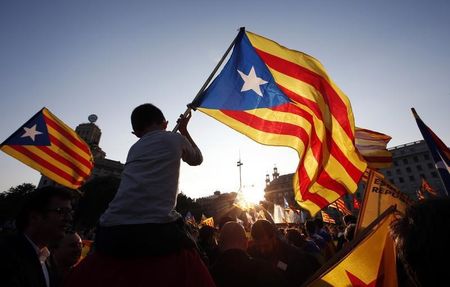 © Reuters. Cataluña se viste para la Diada mirándose en el espejo de Escocia