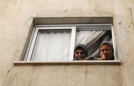 © Reuters. Mulheres observam funeral de Issa al Qitri, palestino morto pela polícia de Israel, em Ramallah