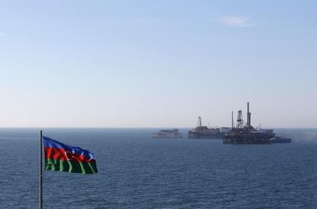 © Reuters. Нефтяная платформа в Каспийском море 