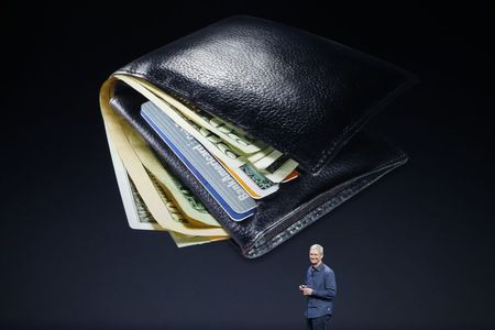 © Reuters. O CEO da Apple, Tim Cook, fala sobre o Apple Pay durante evento, em Cupertino