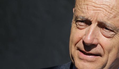 © Reuters. ALAIN JUPPÉ IMAGINE UN DUEL AVEC NICOLAS SARKOZY POUR 2017