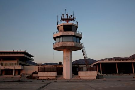 © Reuters. LA VENTE DE L'ANCIEN AÉROPORT D'ATHÈNES-HELLENIKON BLOQUÉE