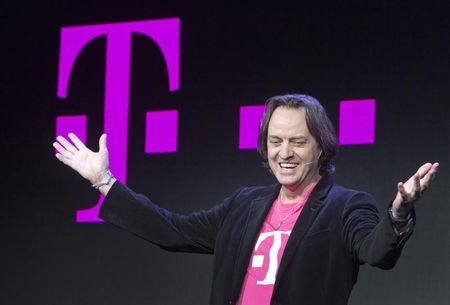 © Reuters. T-Mobile CEO John Legere speaks during a news conference at the 2014 International Consumer Electronics Show (CES) in Las Vegas