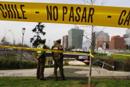 © Reuters. إصابة ثلاثة اشخاص في انفجارين جديدين في تشيلي