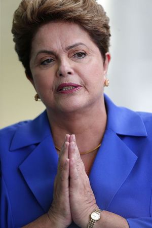 © Reuters. Rousseff se acerca a Silva en una posible segunda vuelta en Brasil