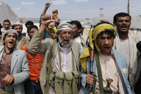 © Reuters. Followers of the Shi'ite Houthi group attend a gathering at the group's camp near Sanaa