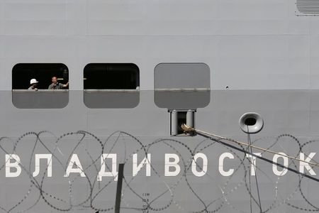 © Reuters. Рабочие на вертолетоносце класса Mistral на верфи в Сен-Назере