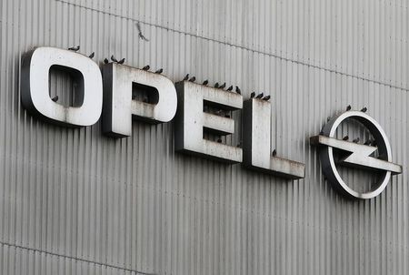 © Reuters. Birds sit on a logo of German car manufacturer Opel at the headquarters in Ruesselsheim