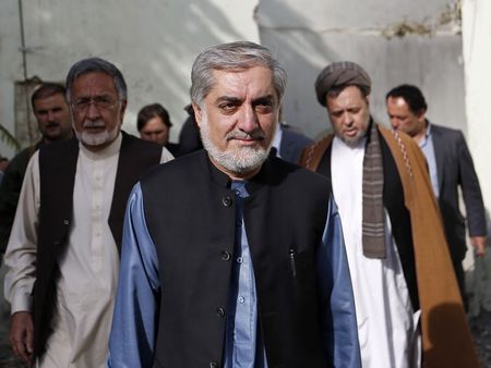 © Reuters. Afghan presidential candidate Abdullah Abdullah arrives for a news conference in Kabul