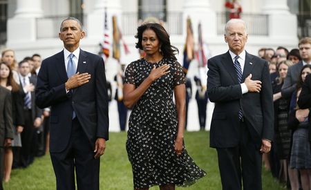 © Reuters. أوباما وأقارب ضحايا 11 سبتمبر يتجمعون في ذكرى الهجمات