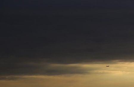 © Reuters. Facua denuncia recargos de hasta 25 euros en la compra de billetes de avión