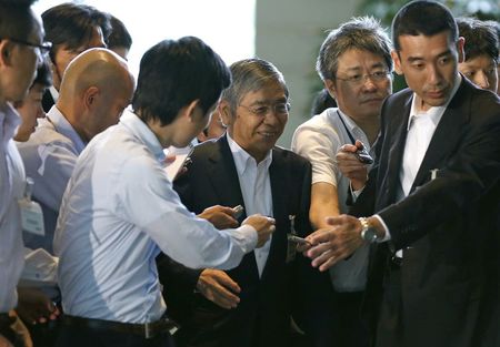 © Reuters. Bank of Japan Governor Haruhiko Kuroda is surrounded by reporters as he arrives at Japan's Prime Minister Shinzo Abe's official residence for a meeting with Abe in Tokyo