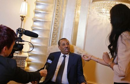 © Reuters. Libya's PM Abdullah al-Thinni speaks to reporters in Abu Dhabi