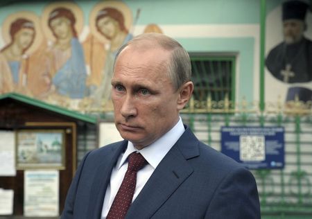 © Reuters. Presidente da Rússia, Vladimir Putin deixa igreja em Moscou