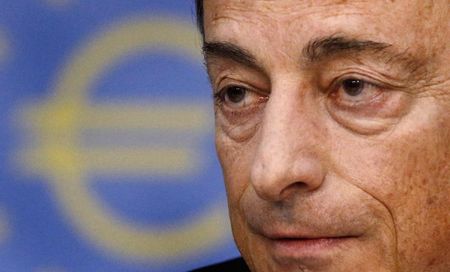 © Reuters. MARIO DRAGHI EXHORTE LES GOUVERNEMENTS DE LA ZONE EURO À AGIR