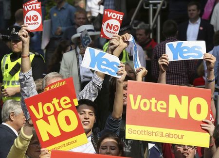 © Reuters. "Yes" campaign supporters try to disrupt a gathering of a "No" campaign rally that Labour party leader Ed Miliband addressed, in Glasgow