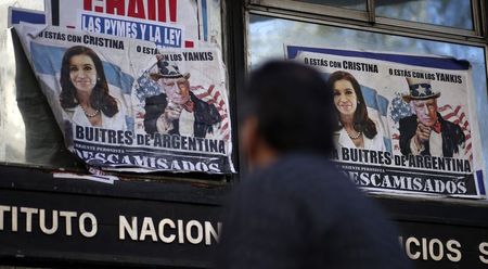 © Reuters. El Congreso argentino aprueba una ley para reestructurar su deuda