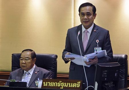 © Reuters. Thailand's Prime Minister Prayuth Chan-ocha reads out his government's policy at the Parliament in Bangkok
