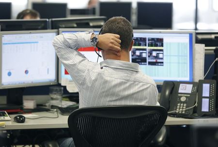 © Reuters. Un operatore a lavoro durante una seduta di borsa 