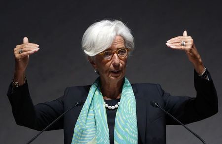 © Reuters. IMF Managing Director Lagarde gestures as she gives a speech during World Assembly for Women in Tokyo