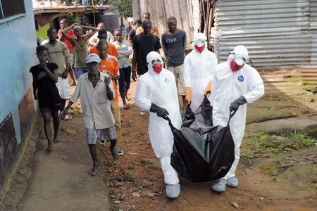 © Reuters. Los casos de ébola crecen más rápido que la capacidad de contención: OMS