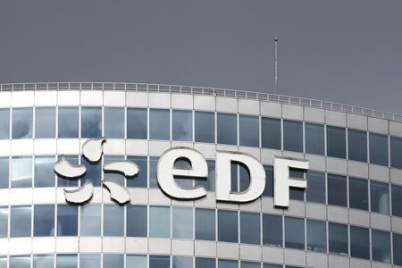 © Reuters. LE CONSEIL D'ÉTAT MAINTIENT LE GEL DES TARIFS D'EDF