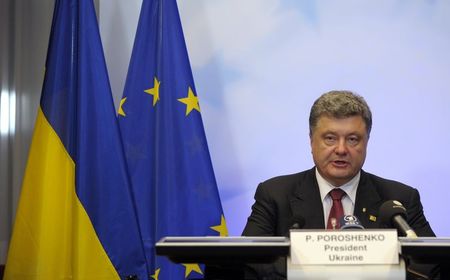 © Reuters. Ukrainian President Poroshenko holds a news conference at the European Council headquarters during an EU summit in Brussels
