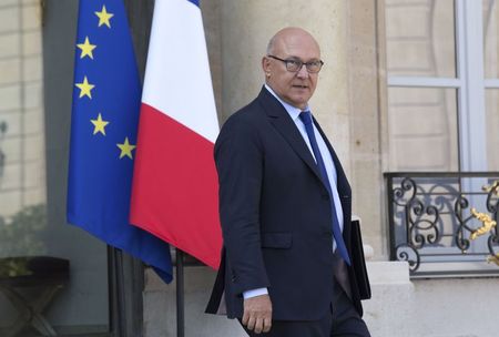 © Reuters. French Finance minister Michel Sapin leaves the Elysee Palace following the weekly cabinet meeting in Paris