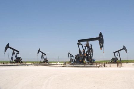 © Reuters. Станки-качалки на нефтяном месторождении в Сирии