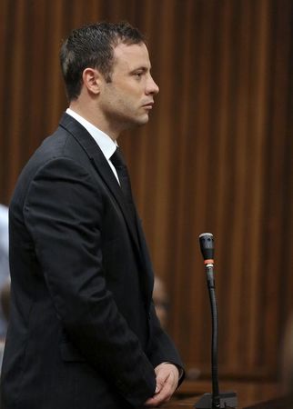 © Reuters. Oscar Pistorius durante julgamento em tribunal de Pretória