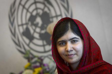 © Reuters. Pakistani schoolgirl activist Malala Yousafzai poses for pictures during a photo opportunity at the United Nations in the Manhattan borough of New York