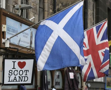 © Reuters. La bandiera della Scozia e quella britannica fuori da un negozio nel centro di Edimburgo