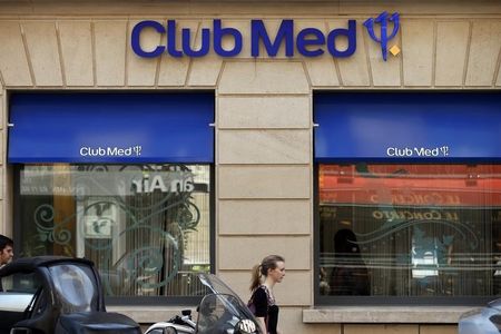 © Reuters. Un'agenzia di viaggi Club Med a Parigi
