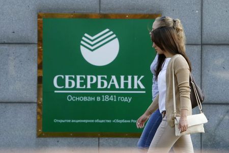 © Reuters. Mulheres passam por escritório do Sberbank em Moscou